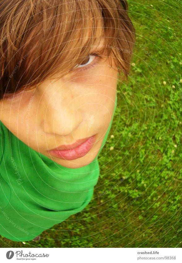 Grr! böse Wut Gras grün grasgrün T-Shirt Vogelperspektive Jugendliche Kind Ärger Haare & Frisuren Junge Boy Hairs oben Auge