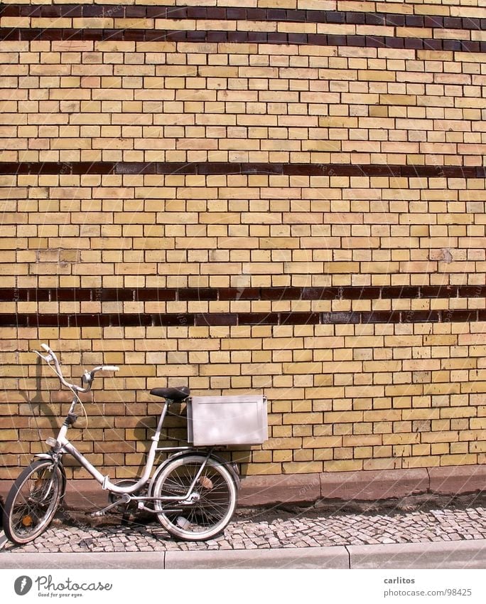 tonnenförmige Linierung Weitwinkel Backstein Fahrrad Detailaufnahme tonnenförmige Verzeichnungen gerade Linien die gekrümmt verlaufen optische Diskrepanz