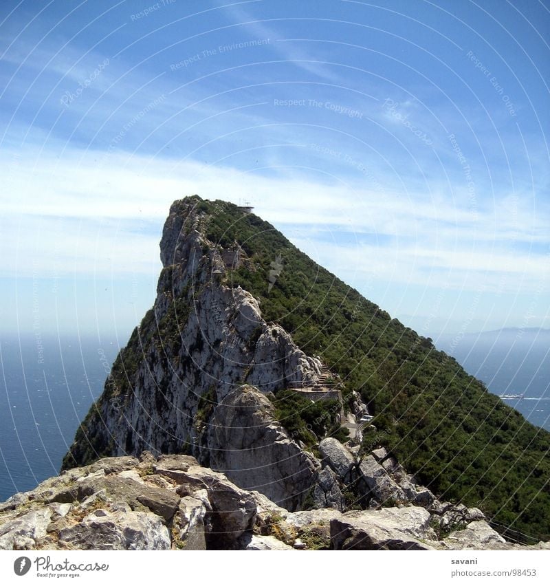 The Rock, Der Felsen von Gibraltar Sommer Meer Natur Landschaft Himmel Wolken Horizont Gipfel Stein blau grau grün Farbfoto Außenaufnahme Menschenleer