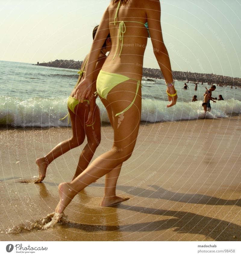 CATWALK Strand Mädchen Frau nackt Nackte Haut Bikini schreiten Fußspur synchron Badeanzug Meer Wellen Mensch Ferien & Urlaub & Reisen Freizeit & Hobby gehen