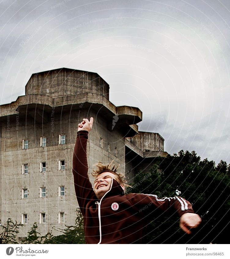 Schleudereuter... Millerntor Heiligengeistfeld springen Freude Baum durchdrehen Bunker St. Pauli Stadtteil klaus Punk Typ Himmel Begeisterung lachen lustig