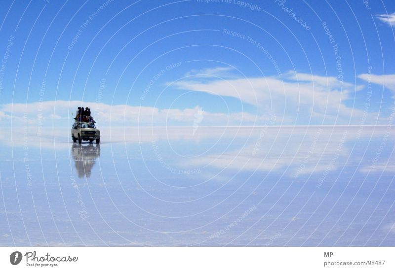 SkyDriver II Himmel Salar de Uyuni Salzsee Spiegel Bolivien Wolken Abenteuer ungeheuerlich springen unten See blau hüpfen durchdrehen Hoffnung Ereignisse