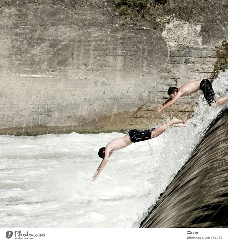 Isar Jumper IX springen Sommer Gischt Gewässer Bayern München Kopfsprung Zusammensein 2 abwärts Wand Mauer gefährlich steigen aufsteigen Steinwand festhalten 3