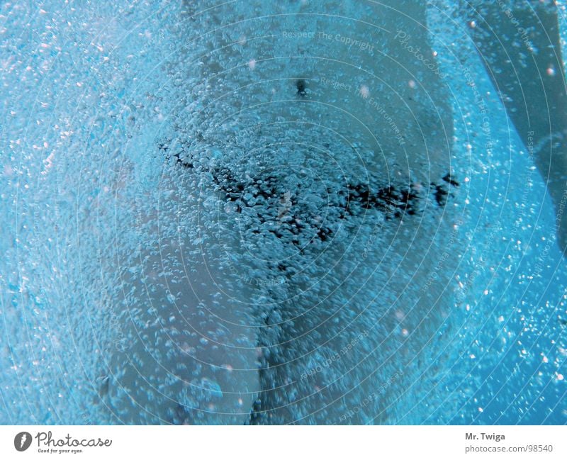 bauch Luftblase Bikini nass tauchen Sommer Wasser Bauch blau Schwimmen & Baden