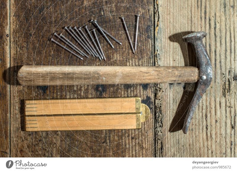Vintage Hammer, Nägel und Holz Zentimeter Arbeit & Erwerbstätigkeit Industrie Werkzeug Metall braun rot Hintergrund Renovierung Kulisse Lineal Werkzeuge Gerät