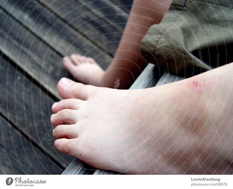 relaxed feet Shorts Holzmehl Sommer Makroaufnahme Nahaufnahme bench toes leg deformed Parkdeck dark scab scrape