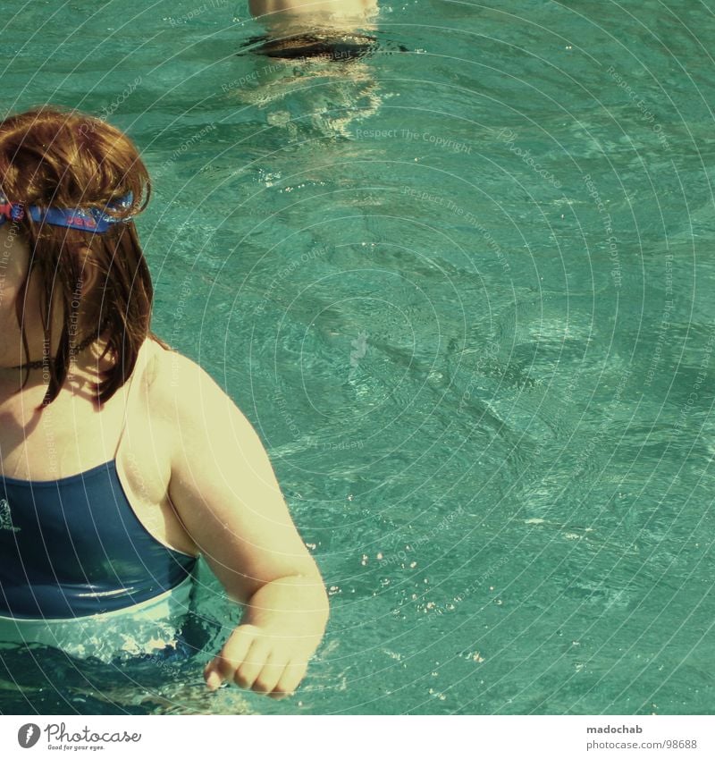 DÜNNES KIND Mädchen Kind Jugendliche rot rothaarig Retro-Trash Schwimmbad Hand Badeanzug nass Siebziger Jahre retro Mensch girl übergewicht child hänseleien
