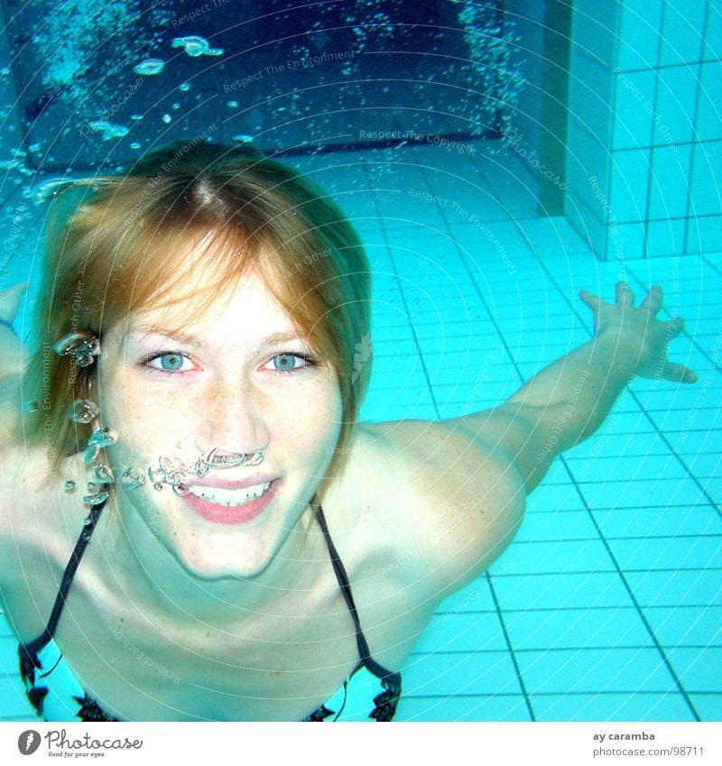 Isabell Schwimmsport tauchen Wasser Schweden Frau blond blau türkis Freude Luftblase Unterwasseraufnahme Bikini Sommer växjö swimmhallen blaue augen