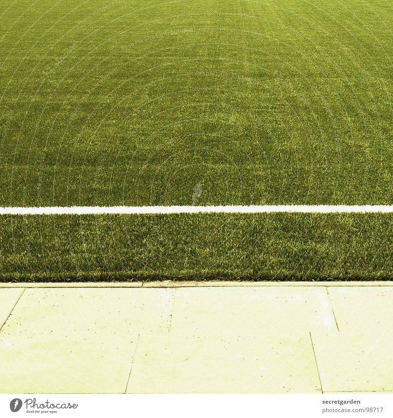seitenaus Spielfeld Kunstrasen Randzone grün Bildausschnitt Quadrat Sportplatz Am Rand Menschenleer Ballsport Fußball plattenbelag Schilder & Markierungen Rasen