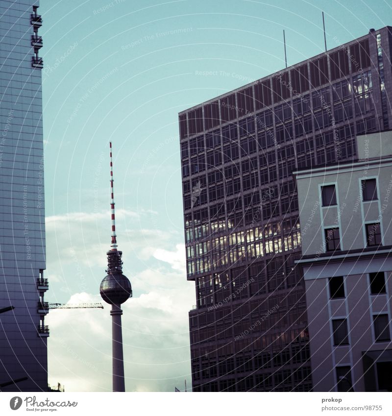 Guten Morgen Berlin Alexanderplatz Hochhaus groß Macht Fassade Wolken Kran modern Wahrzeichen Denkmal Turm Berliner Fernsehturm Hauptstadt Skyline gigantisch