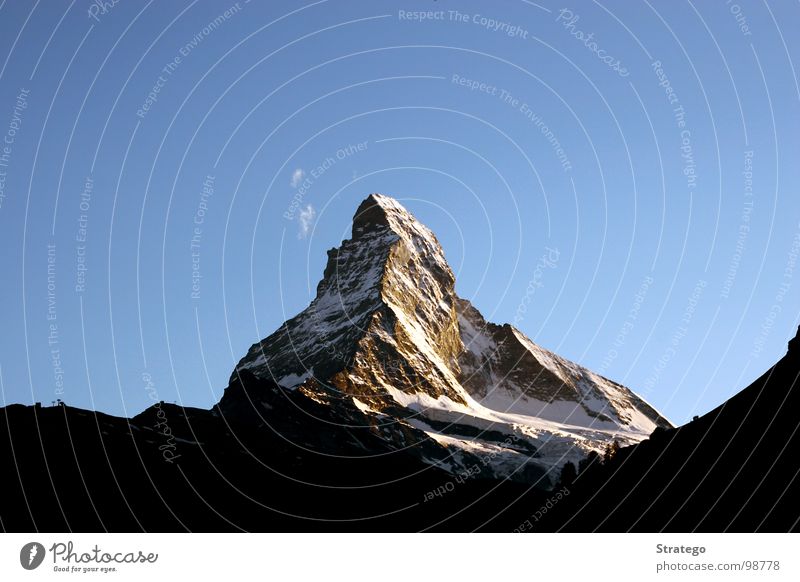 Matterhorn IV Zermatt Kanton Wallis Schweiz Gipfel Bergkette Bergsteiger wandern abseilen aufsteigen Bergwanderung Bergkamm Wolken Macht erhaben groß schön