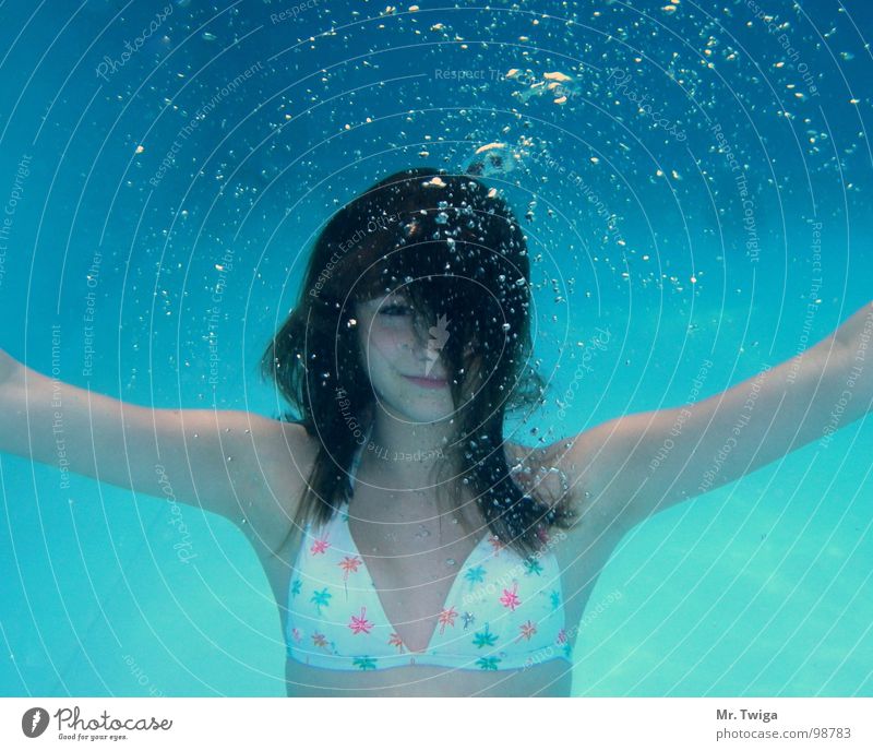 einäugig tauchen Bikini Mädchen Palme Wasser Sommer luft anhalten luftbalsen blau Schwimmen & Baden
