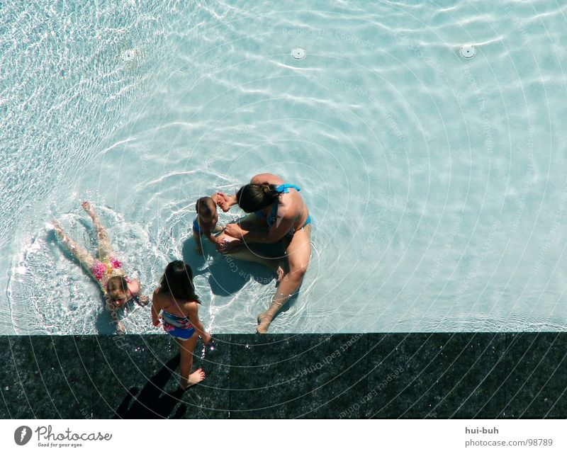 Schwimmsusen Mädchen Spielen Mutter Familie & Verwandtschaft Schwimmbad Freibad Hotel tauchen Chlor Sommer Ferien & Urlaub & Reisen Freude Wasser holiday