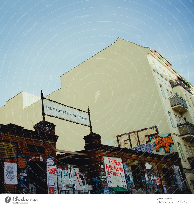 Krimskrams Inst. Subkultur Institut Straßenkunst Wolkenloser Himmel Friedrichshain Stadthaus Mauer Brandmauer Toreinfahrt Graffiti Wort lustig trashig Idee