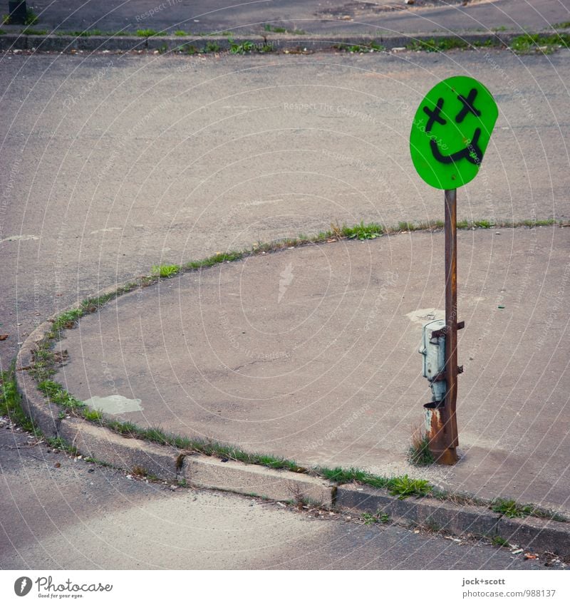 „DON'T DRINK AND DRIVE“ Subkultur Straßenkunst Grasnarbe Straßenkreuzung Verkehrszeichen Verkehrsschild Bürgersteig Graffiti Oval außergewöhnlich Coolness frech