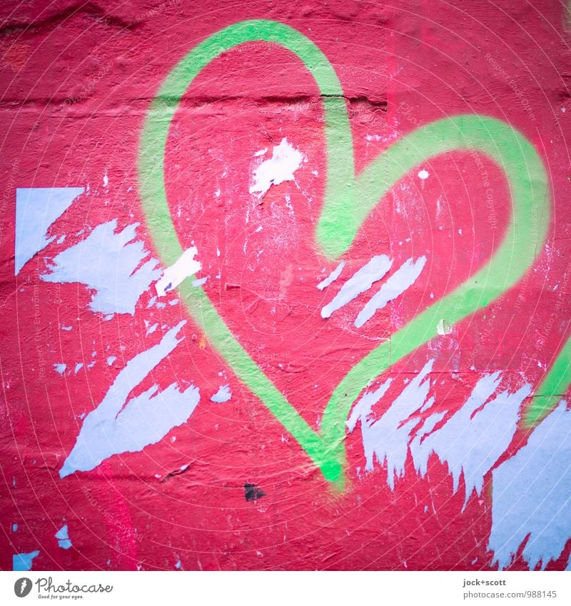 Grün und Rot ein Herz Design Straßenkunst Graffiti Liebe einfach Fröhlichkeit trashig Sehnsucht Inspiration Kreativität Lebensfreude Plakatwand Fetzen