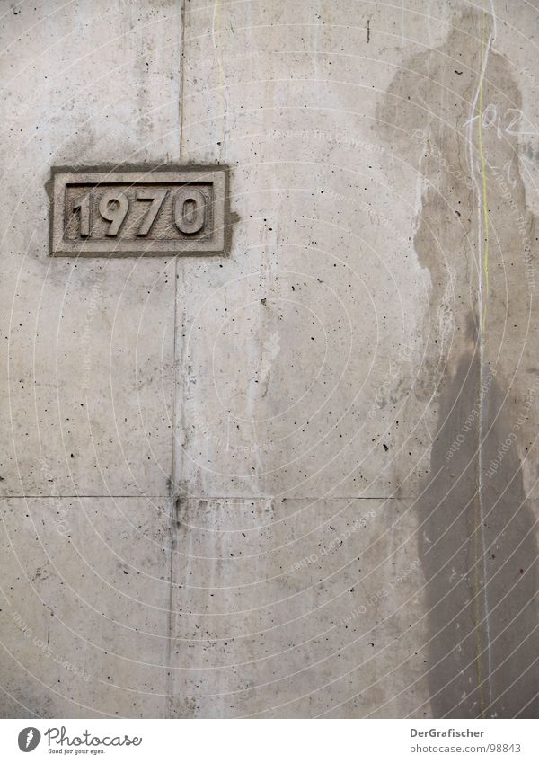1970 - unbesprühte Zeiten Beton Siebziger Jahre Vergangenheit vergangen hart Jahreszahl Generation Wand Mauer Bauwerk grau Tagger Nostalgie trist schmucklos