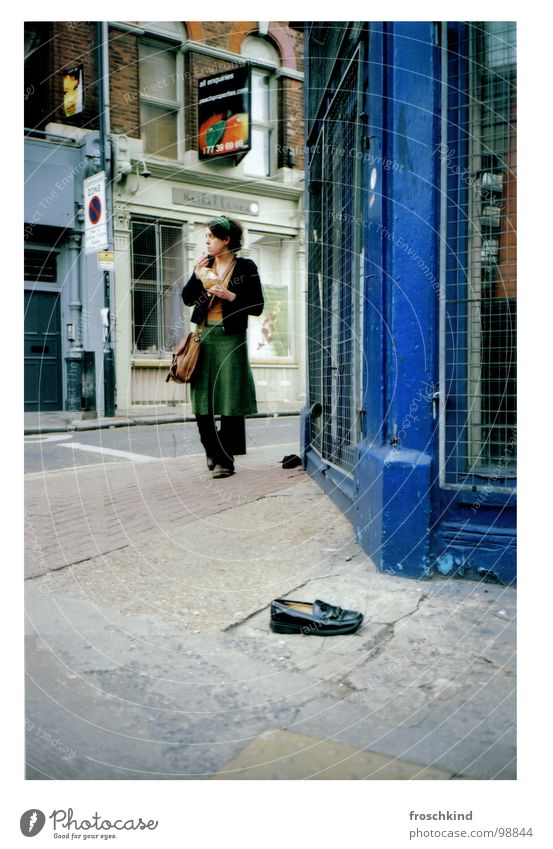 'Round the cornershop in East London' Schuhe Frau Ladengeschäft Spaziergang Ernährung Straße blau