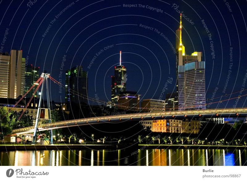 Wolkenkratzer-Brücke Frankfurt am Main glänzend Langzeitbelichtung Nacht. Main Licht Lampe Farbe