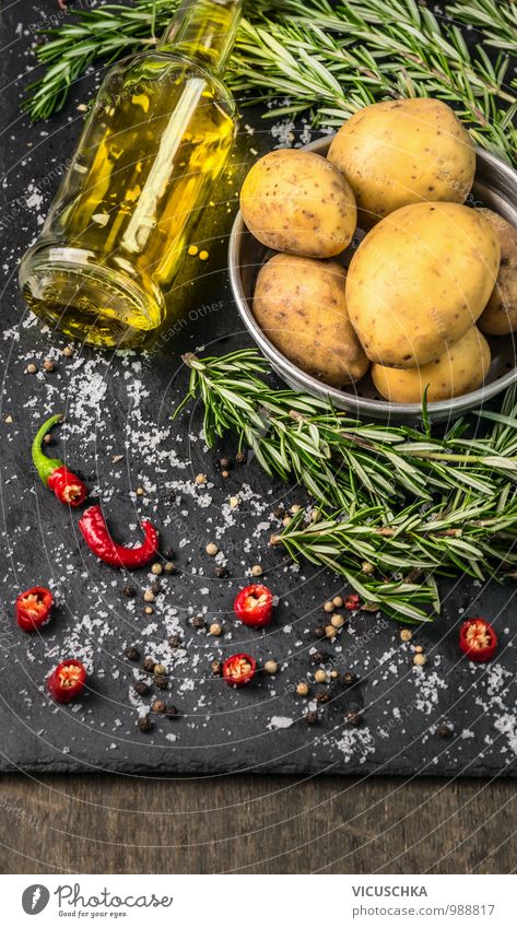 Rosmarin Kartoffeln zubereiten mit Gewürzen und eine Flasche Öl Lebensmittel Gemüse Kräuter & Gewürze Ernährung Mittagessen Abendessen Bioprodukte