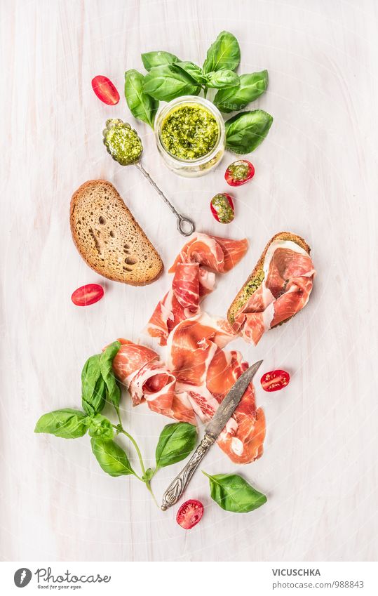 Parmaschinken mit Toastbrot , Basilikumpesto und Tomaten Lebensmittel Fleisch Wurstwaren Gemüse Salat Salatbeilage Brot Kräuter & Gewürze Öl Ernährung