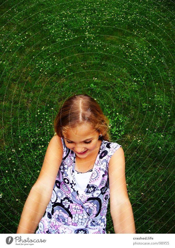 Hanging grün Gras grasgrün dunkelgrün Kleid Scheitel blond Freude Kind Jugendliche Janina Haare & Frisuren Arme Gesicht Nase Mund Auge Detailaufnahme