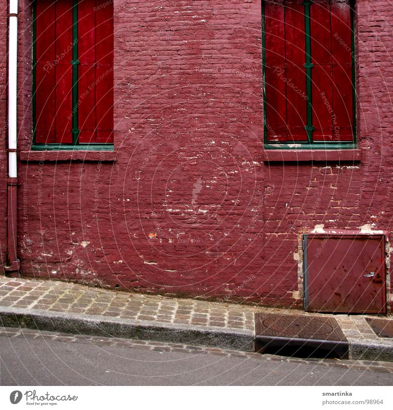 Heute Ruhetag Eingang Fenster Wand Fassade kaputt Bürgersteig Berghang verfallen Rote Ziegel Einsamkeit geschlossen
