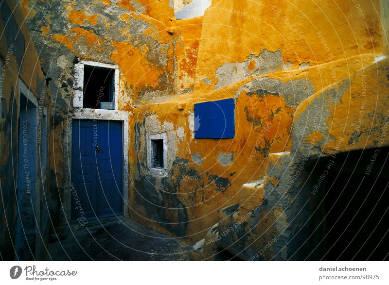 nicht bei mir um die Ecke Mauer Fassade Putz verfallen mehrfarbig Zeit blau gelb Haus Griechenland Süden Ferien & Urlaub & Reisen Fenster mediterran