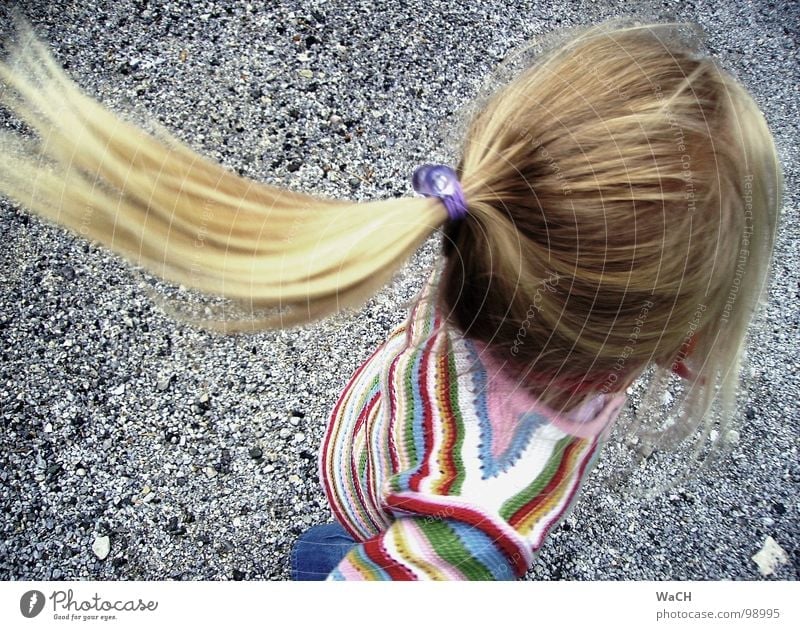fangen-spielen Spielen Zopf Pferdeschwanz blond Kind Mädchen drehen Wende Kinderspiel Kleinkind fliegen Haare & Frisuren play Freude Kopf