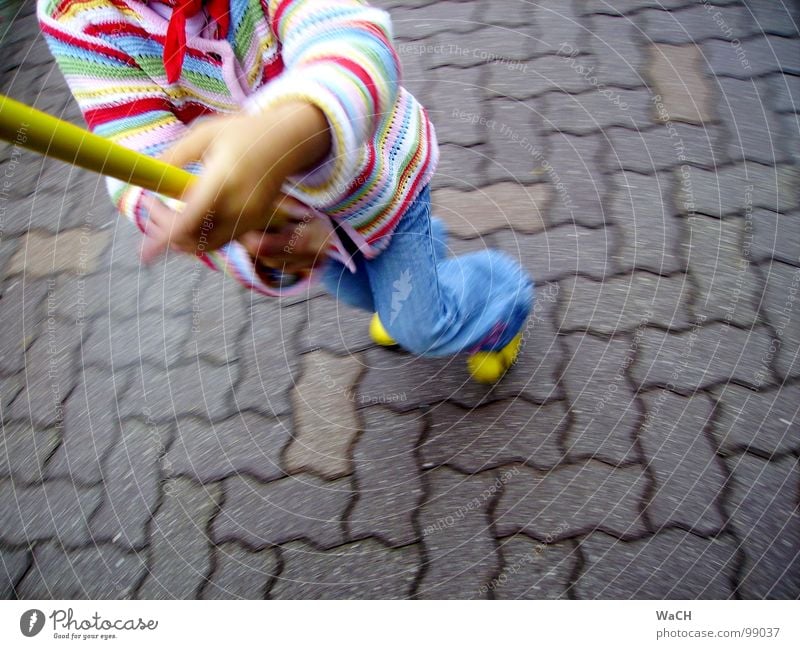 Der Fänger im Roggen Kind Kinderspiel Spielen fangen springen Stock Stab Schmetterlingsnetz Freizeit & Hobby fangen-spielen laufen Tanzen Fuge Kopfsteinpflaster