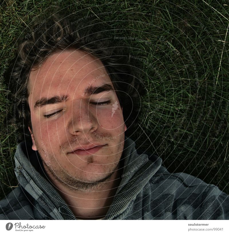 kaputt... Selbstportrait schlafen Erholung geschlossene Augen Bart fertig grün Streifen Wiese Gras ruhig Einsamkeit abgelegen Frieden Mann liegen Gesicht