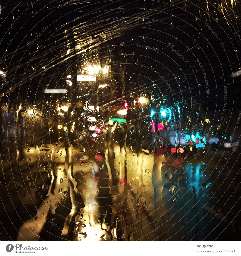 Heimweg Klima schlechtes Wetter Regen Stadt Verkehr Autofahren Bahnfahren Straße Ampel dunkel nass mehrfarbig Stimmung chaotisch Farbfoto Außenaufnahme