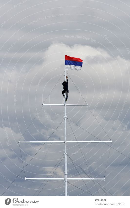 Russischer Matrose Mann Fahne Segeln Wasserfahrzeug dramatisch Wolken schlechtes Wetter Fahnenmast Erfolg Himmel Seemann Klettern Russland