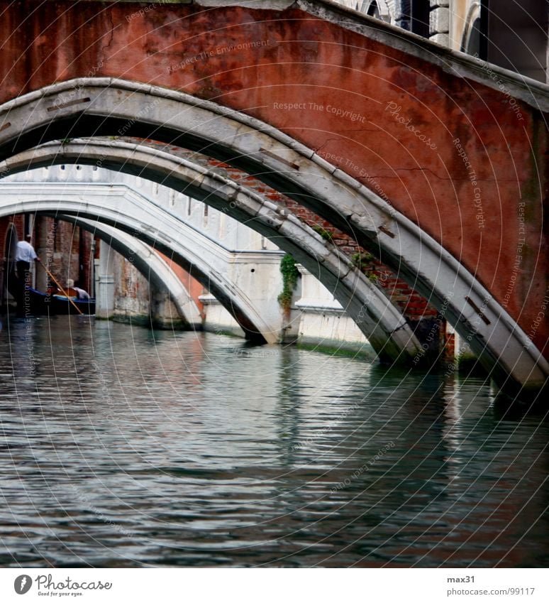 unter 4 Brücken musst du gehn.... Venedig Wasserstraße Wasserfahrzeug Italien Verkehrswege Gondelfahrt Kanal Gondel (Boot) Gondoliere Bogenbrücke Architektur