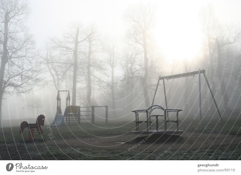 der Nebel spielt Baum Wald Märchen Hexentanzplatz weiß grau Spielplatz Spielen Jahrmarkt Karussell Dezember Raureif toben kalt Trauer unheimlich grauenvoll