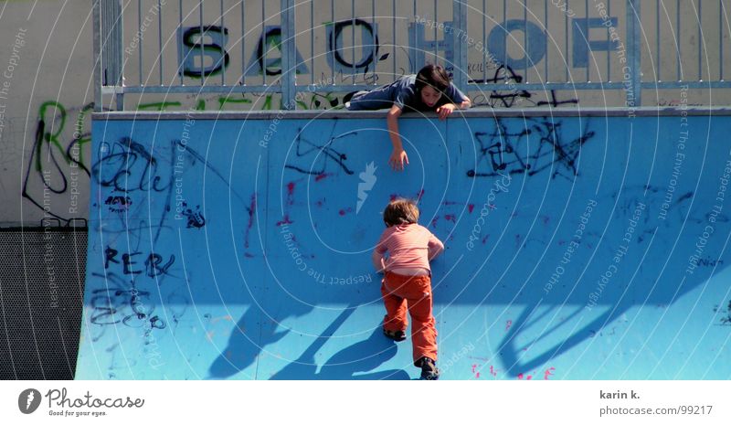 du schaffst es Kind Junge Spielen Skateplatz Hilfsbereitschaft Hand Spielplatz Rutsche Graffiti Schatten