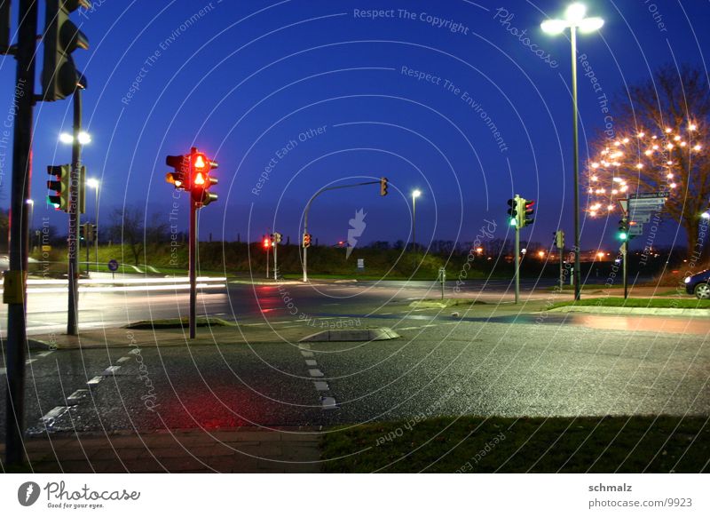 Die Kreuzung Langzeitbelichtung Nacht Verkehr Straße Mischung PKW Dämmerung Himmel Licht Abend