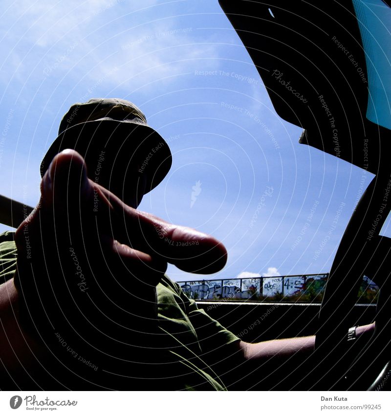 Vorsicht, Freundchen! Cabrio Coolness Finger Lenkrad hart offen Luft Erholung führen Baseballmütze Kopfbedeckung Autofenster Wagen Oldtimer Youngtimer Beweis