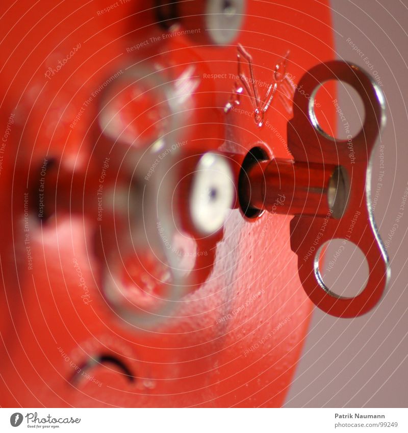 Stellwerk Uhr rot Bahnanlage Rad Metall Wecker Tiefenschärfe Makroaufnahme Nahaufnahme Anpassung Detailaufnahme Örtlichkeit Zeit