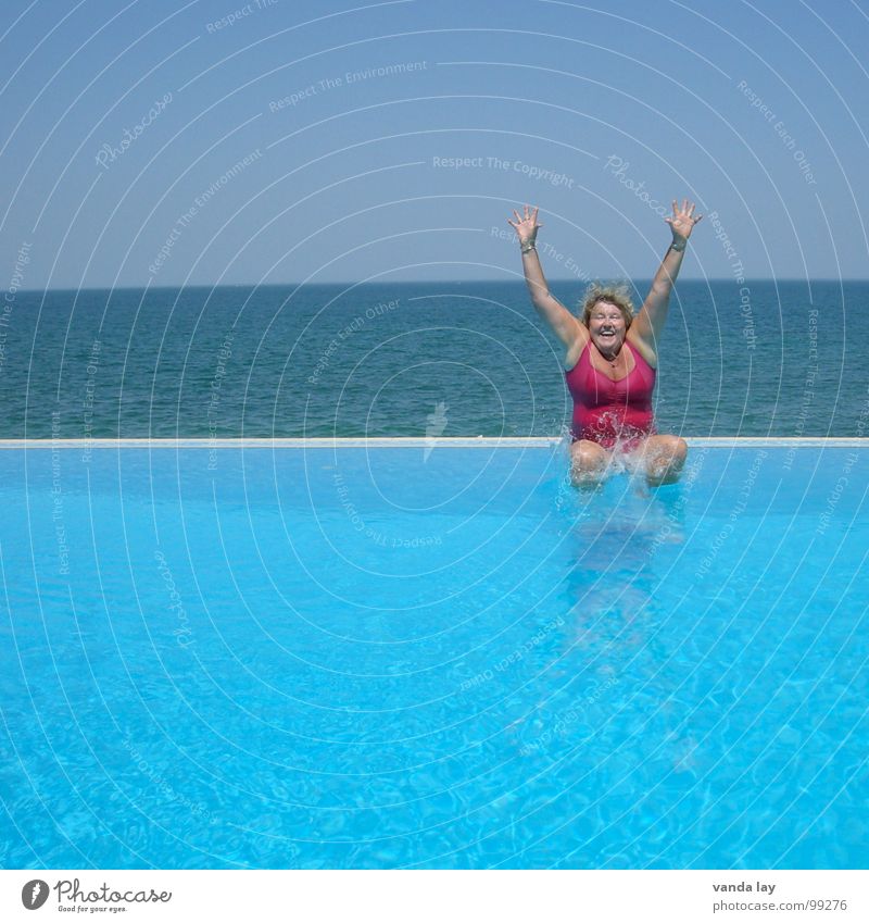 Arschbombe deluxe II Sommer Schwimmbad Ferien & Urlaub & Reisen Meer Badeanzug rosa springen dick Frau Kühlung Freibad hoch Übergewicht Freude Spielen Strand