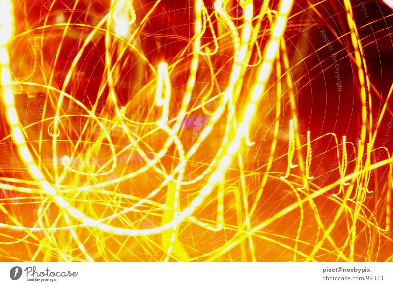 flashlight Licht rot gekrümmt Langzeitbelichtung Belichtung Nacht Lampe Linie Halbkreis unnatürlich zügellos aufregend lights orange Unschärfe PKW Nähgarn