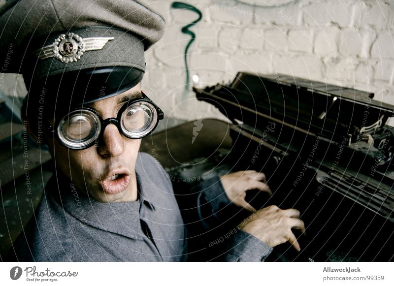 Karl - Oh Schreck, vertippt! Luftwaffe Baseballmütze Brille Büroangestellte Schreibmaschine Tippen Soldat dumm Faschingsbrille Dummkopf Freak Fröhlichkeit