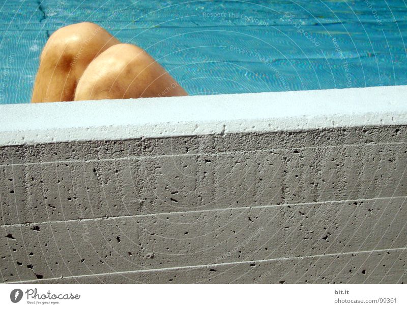 SONNENPLATZ Erholung ruhig Schwimmen & Baden Sommer Schwimmbad Beine Fuß Wasser Mauer Wand Stein Beton Linie liegen schlafen blau grau weiß Knie türkis azurblau