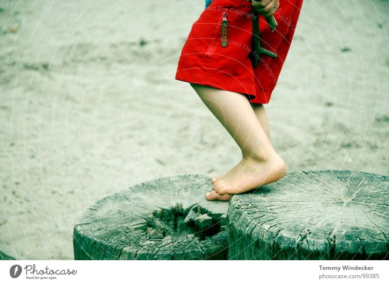Mit beiden Beinen II Spielen Ferien & Urlaub & Reisen Freizeit & Hobby Kind Sandkasten Spielplatz Meer Strand Barfuß Kinderfuß Kinderbein stehen Breitbeinig