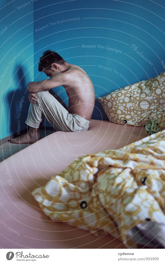 Morgenblues Lifestyle Gesundheit Krankheit Wohnung Schlafzimmer Mensch Junger Mann Jugendliche Leben 18-30 Jahre Erwachsene anstrengen Stress Einsamkeit