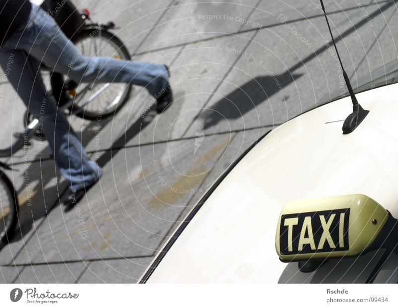 taxi oder zu fuß? Taxi Fahrrad Spaziergang Bürgersteig Taxifahrer Stadt unterwegs Mobilität Einkaufszone Fußgänger Fußgängerzone Fahrradweg Sportveranstaltung
