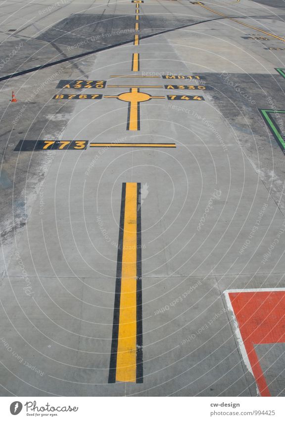 Landebahn Menschenleer Flughafen Flugplatz Flugzeuglandung Flugzeugstart im Flugzeug Flugzeugausblick gelb grau rot Asphalt Linie Strichellinie Streifen Beton