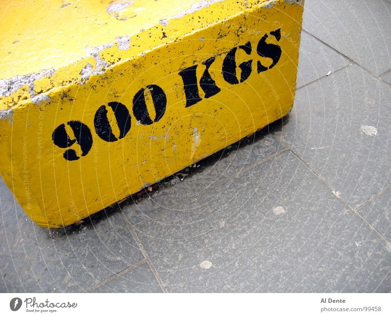 Almost a tonne Kilogramm 900 gelb stark Stadt Verkehrswege Macht Buchstaben Schriftzeichen kg kilogram weight heavy strong concrete grey gray pavement sidewalk