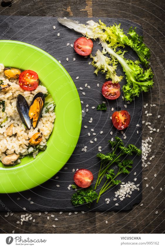 Risotto mit Miesmuscheln, Salat Blätter und Tomaten Lebensmittel Meeresfrüchte Gemüse Salatbeilage Kräuter & Gewürze Ernährung Mittagessen Abendessen Büffet