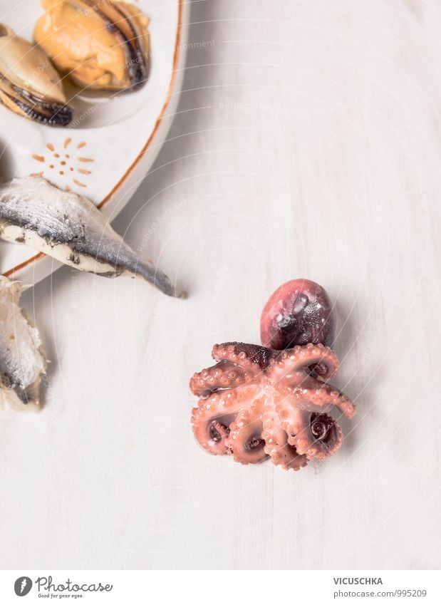 Baby Oktopus auf weißen Holztisch Lebensmittel Meeresfrüchte Ernährung Mittagessen Festessen Bioprodukte Diät Stil Design rosa Octopus Hintergrundbild